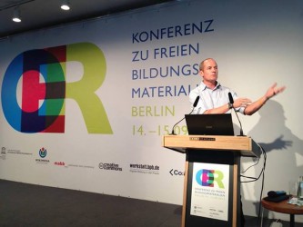 Neil But­cher bei der OER-Konferenz 2013 (Foto unter CC BY 3.0 DE by Jöran Muuß Merholz)