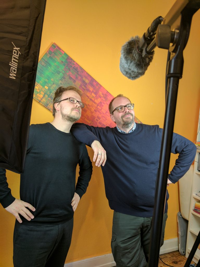 Jöran Muuß-Merholz and Jan Neumann during the shooting of the video (Photo under <a href="https://creativecommons.org/licenses/by/4.0/">CC BY 4.0</a> by Karoline Oakes, OERinfo