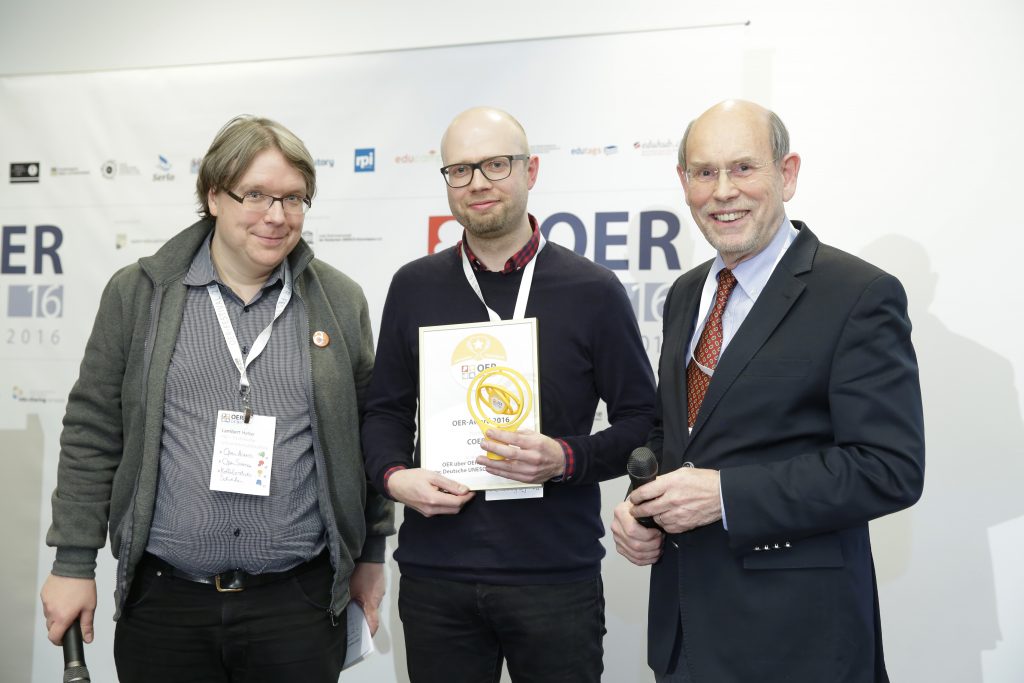 OER-Award 2016 in der Kategorie OER über OER – Angebote zum Thema Open Educational Resources für COER13. v.l.n.r. Laudator Lambert Heller (Technische Informationsbibliothek (TIB)), Markus Schmidt (COER13), Laudator Walter Hirche (Deutsche UNESCO-Kommission e.V.).