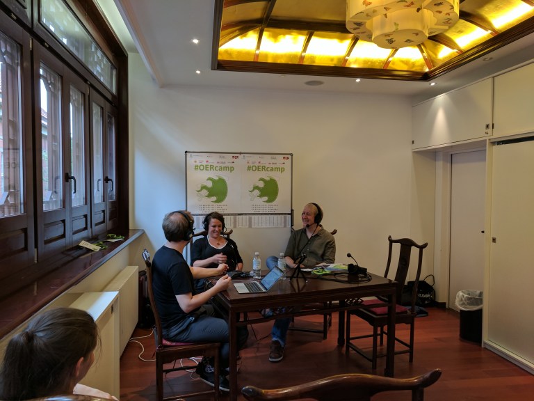 Christina Schwalbe, Tobias Steiner und Jöran Muuß-Merholz bei der Aufzeichnung des Podcasts. Foto von Gabi Fahrenkrog unter CC BY 4.0.