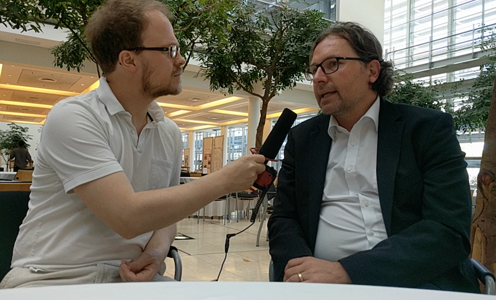 Jöran Muuß-Merholz (li) und Marco Kalz (re) im Gespräch. Ausschnitt aus dem Video, CC BY 4.0 von Jöran Muuß-Merholz.