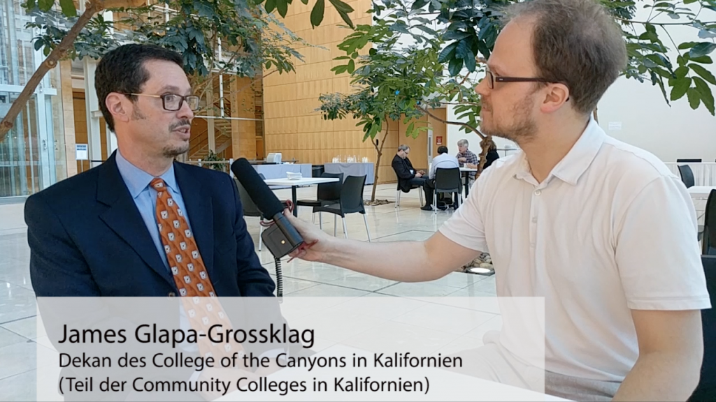 James Glapa-Grossklag (li.) und Jöran Muuß-Merholz (re.) im Gespräch. Screenshot aus dem oben verlinkten Video, nicht unter freier Lizenz.