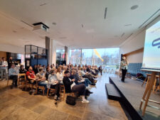 Blick in Raum mit Plenum