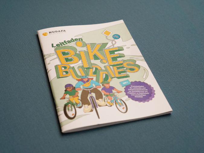 Dunkelgrüner Hintergrund, darauf liegt der gedruckte Leitfaden