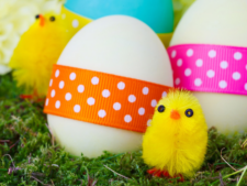 Ostereier mit bunten Bändern, Pfeifenreiniger Küken im Vordergrund