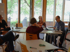Menschen mit Laptops am Tisch sitzend