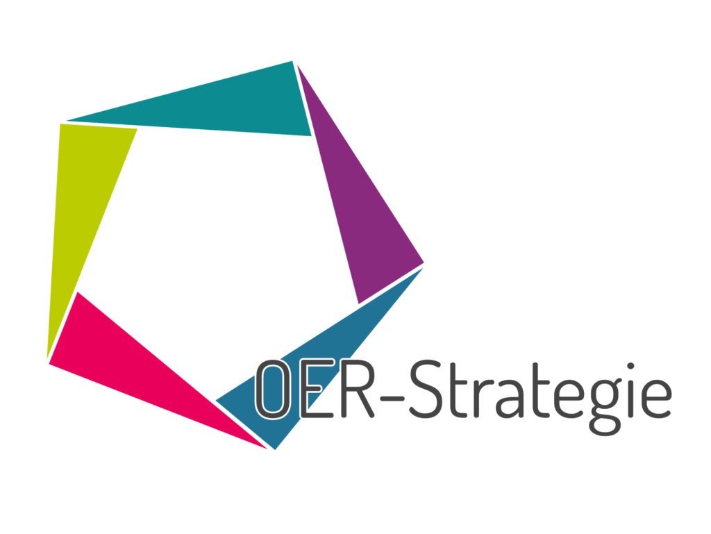 Logo OER-Strategie, Pentagon aus fünf Dreiecken in den Farben Hellgrün, Pink, Blau-Grau, Lila und Petrol, unten rechts Schriftzug OER-Strategie