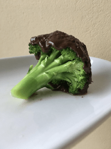 Brokkoli auf einem Tisch