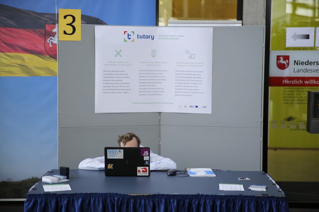 Letzte Vorbereitungen am Stand von tutory.de