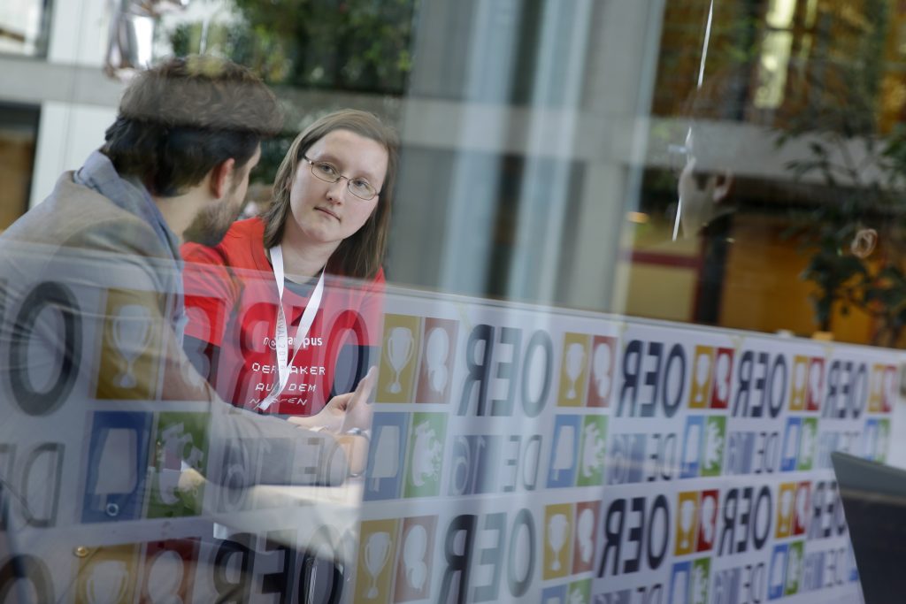 Ins Gespräch vertieft: Sebastian Horndasch, Stifterverband für die Deutsche Wissenschaft, und Anja Lorenz (Oncampus)