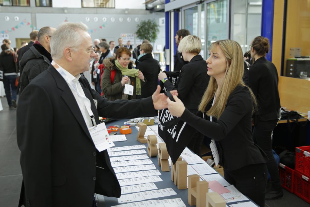 Registrierung, auch für Prof. Rolf Granow, Geschäftsführer des Co-Veranstalters Oncampus