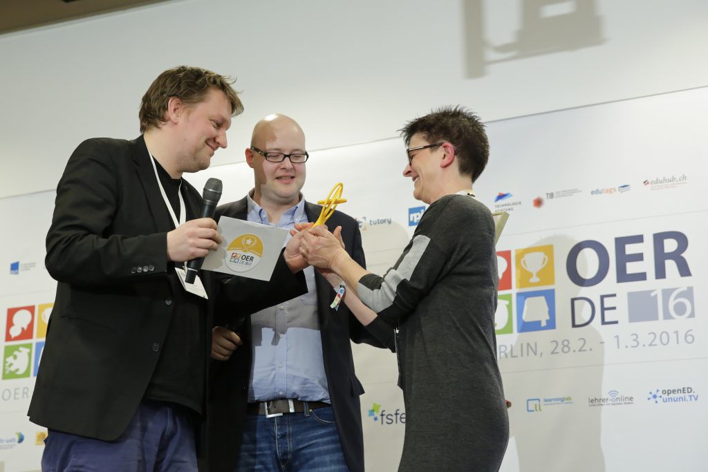 OER-Award 2016 in der Kategorie Politik für Saskia Esken, SPD v.l.n.r. Laudator Christian Heise ( Open Knowledge Foundation Deutschland & Bündnis Freie Bildung), Laudator Univ.-Prof. Dr. Leonhard Dobusch (Universität Innsbruck), MdB Saskia Esken.