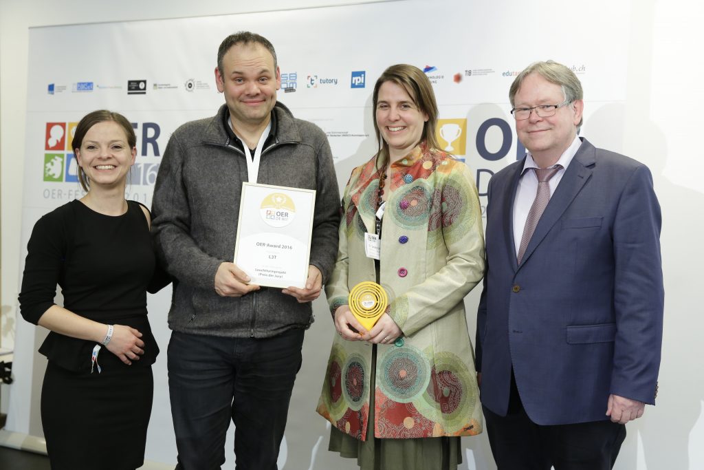 OER-Award 2016 in der Kategorie Leuchtturmprojekt für L3T v.l.n.r. Laudatorin Kristin Narr (Open Educational Resources de - Transferstelle für OER), Laudator Karl-Otto Kirst (Zentrale für Unterrichtsmedien im Internet e.V.), Dr. Martin Ebner, Dr. Sandra Schön (L3T).