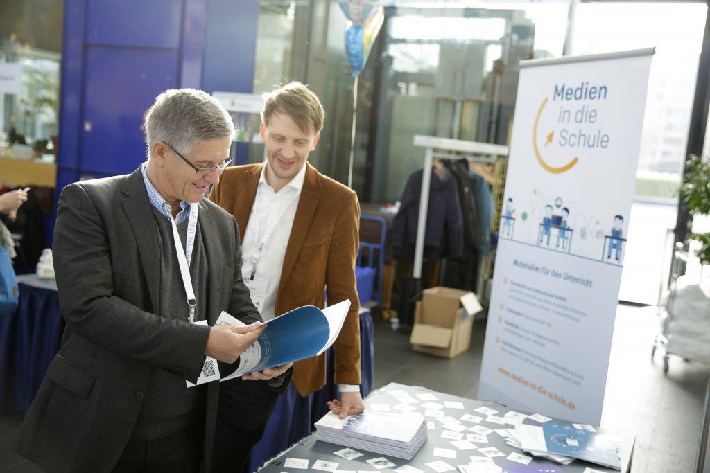 auf dem Marktplatz: die Materialien von „Medien in die Schule“