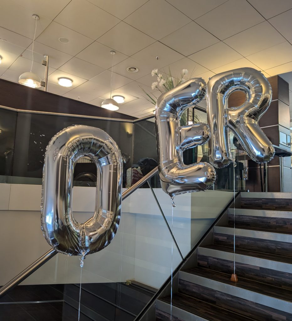 Treppenaufgang, auf dem drei Silberne Buchstaben Ballons "O" . "E" und "R" angebracht sind