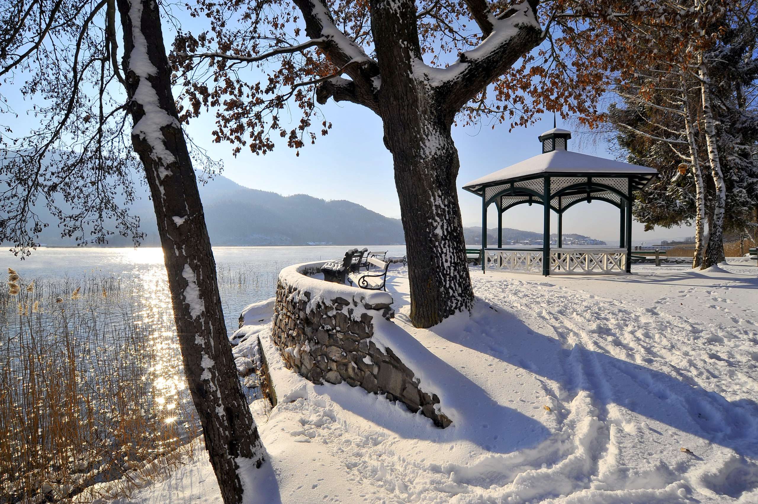 Offener Pavillon an verschneitem Seeufer