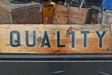 Schriftzug Quality auf einem Holzbrett