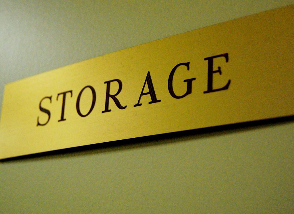 Schild mit Aufschrift „Storage“