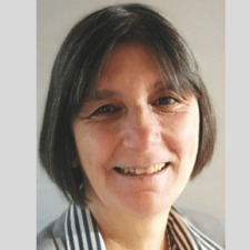 Portraitbild von Susanne Friz, Frau mit dunkler Bob Frisur, gestreifter Kragen