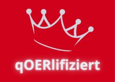 Vorderseite der Postkarte zum Contentbuffet: roter Hintergrund mit silberner Krone stilisiert und silbernem Schriftzug qOERlifiziert